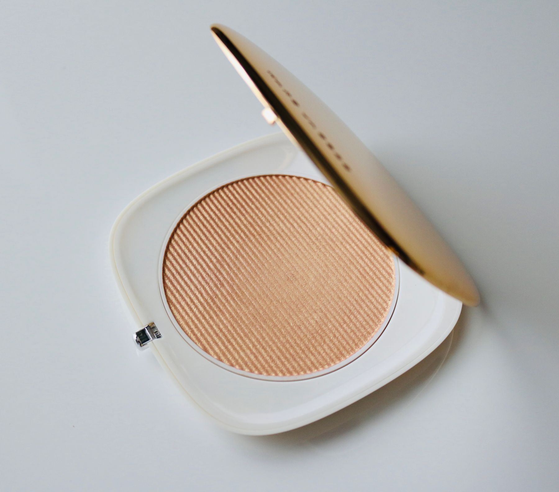 Clean a Makeup Compact Without Soaking the Powder Inside