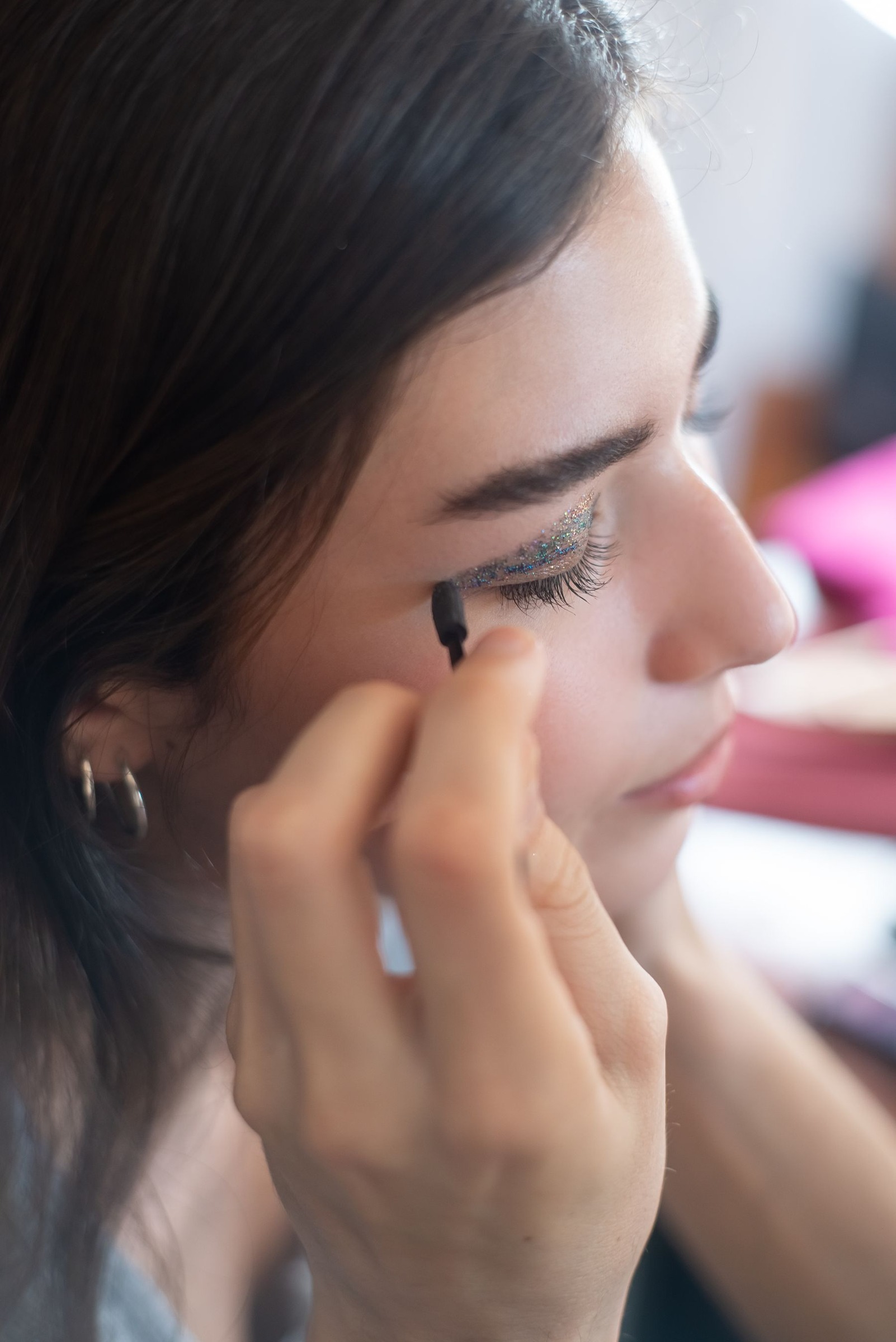 Draw a Simple Upper Eyeliner Line with Short Connected Strokes